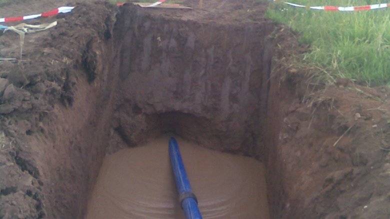 Trenchless installation of sewage pipeline